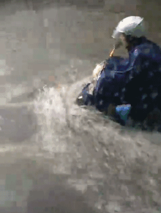 福州昨晚下起了冰雹 狂风骤雨就像科幻画面