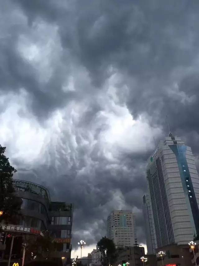 福州昨晚下起了冰雹 狂风骤雨就像科幻画面